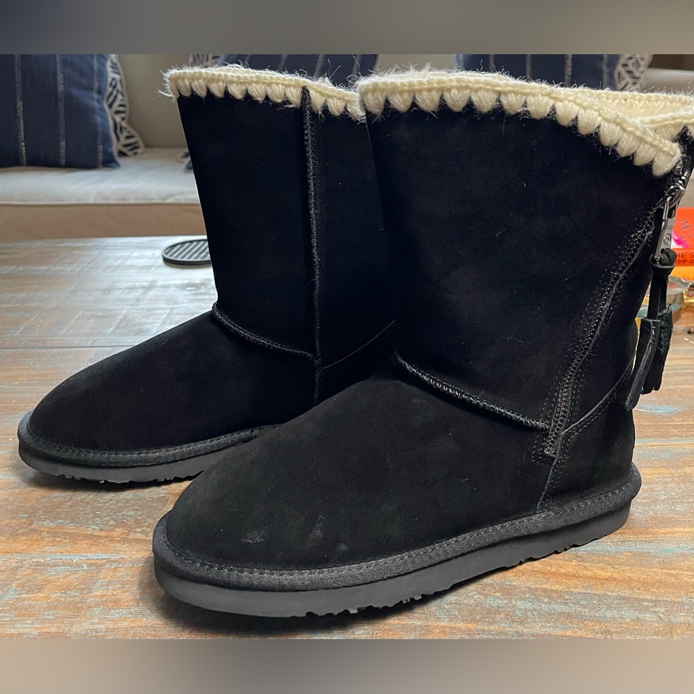Lamo water resistant suede winter boots in black.  Size 8 NWT